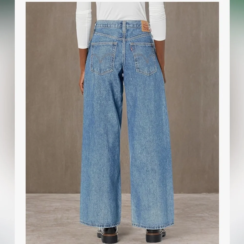 Levi's Relaxed Fit Light Blue Jeans - Picture 3 of 3